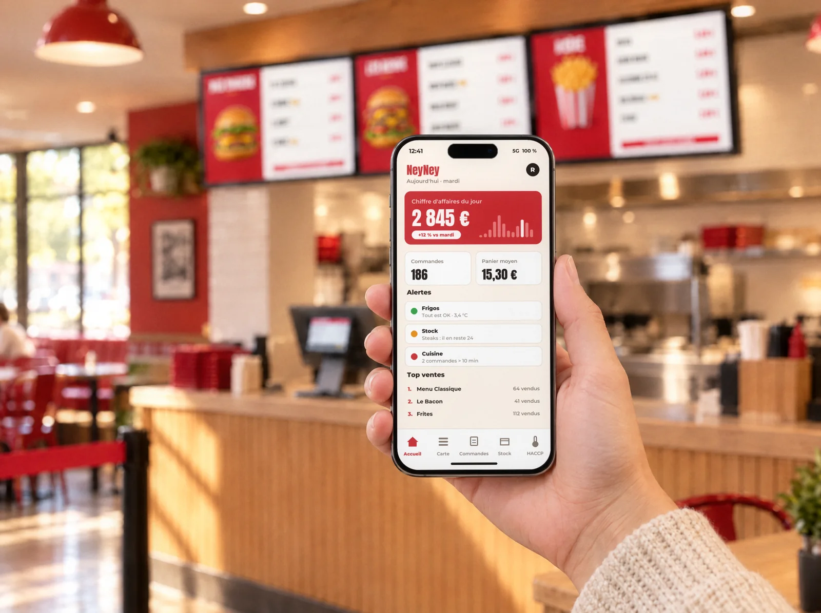 Application NeyNey sur téléphone : chiffre d'affaires du jour, alertes, top ventes et onglets Accueil, Carte, Commandes, Stock, HACCP